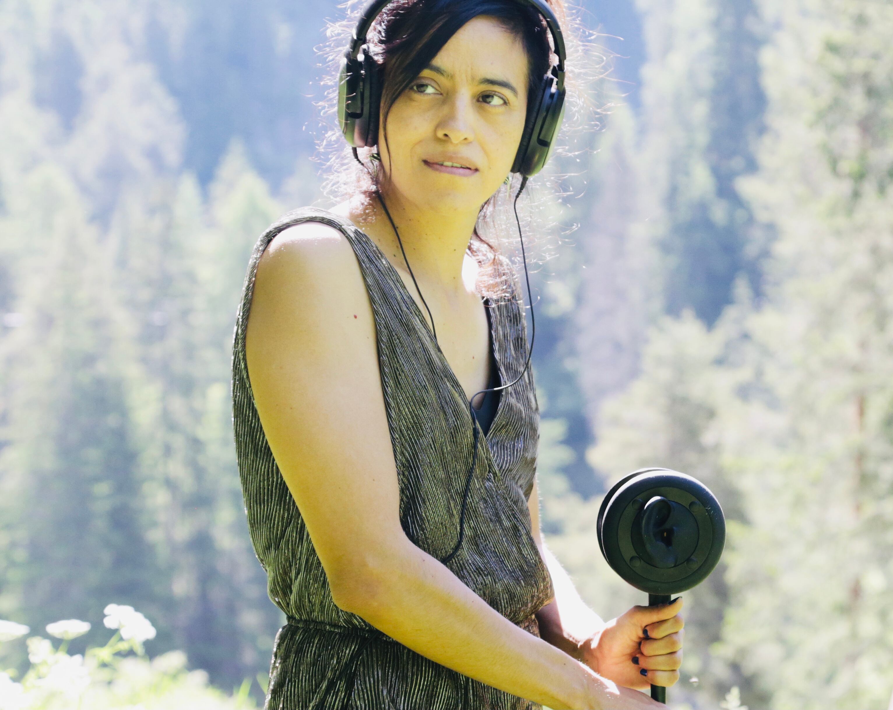 Diana Rojas-Feile, directora e investigadora del proyecto, afirma que “el arte tiene la capacidad de presentar puntos de vista que no son evidentes en la política. No buscamos generar una única opinión, sino crear un espacio de libertad y metáfora donde la escucha sea el primer gesto de paz”. Foto: Momir Cavic