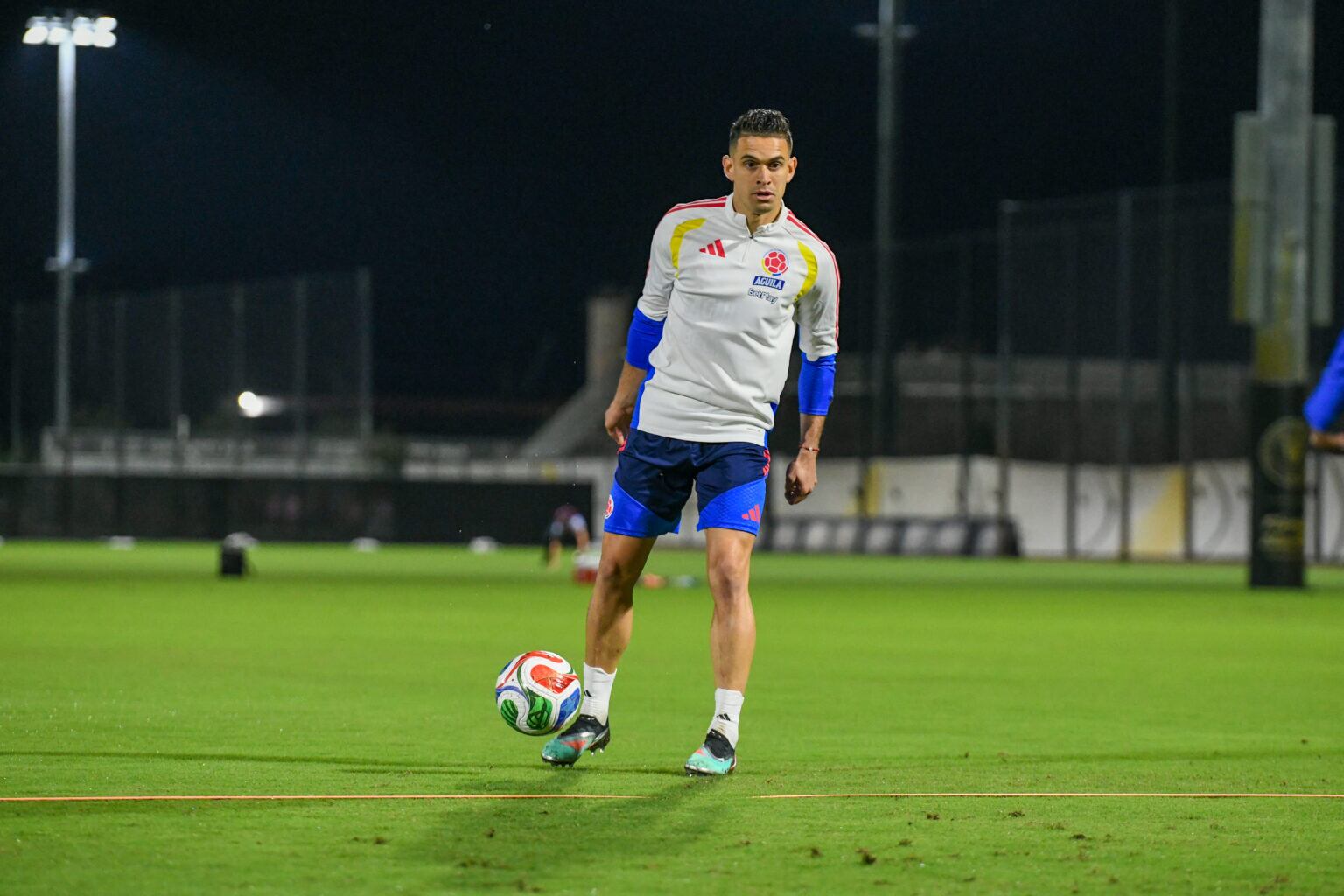 Rafael Santos Borré durante un entrenamiento con la Selección Colombia.