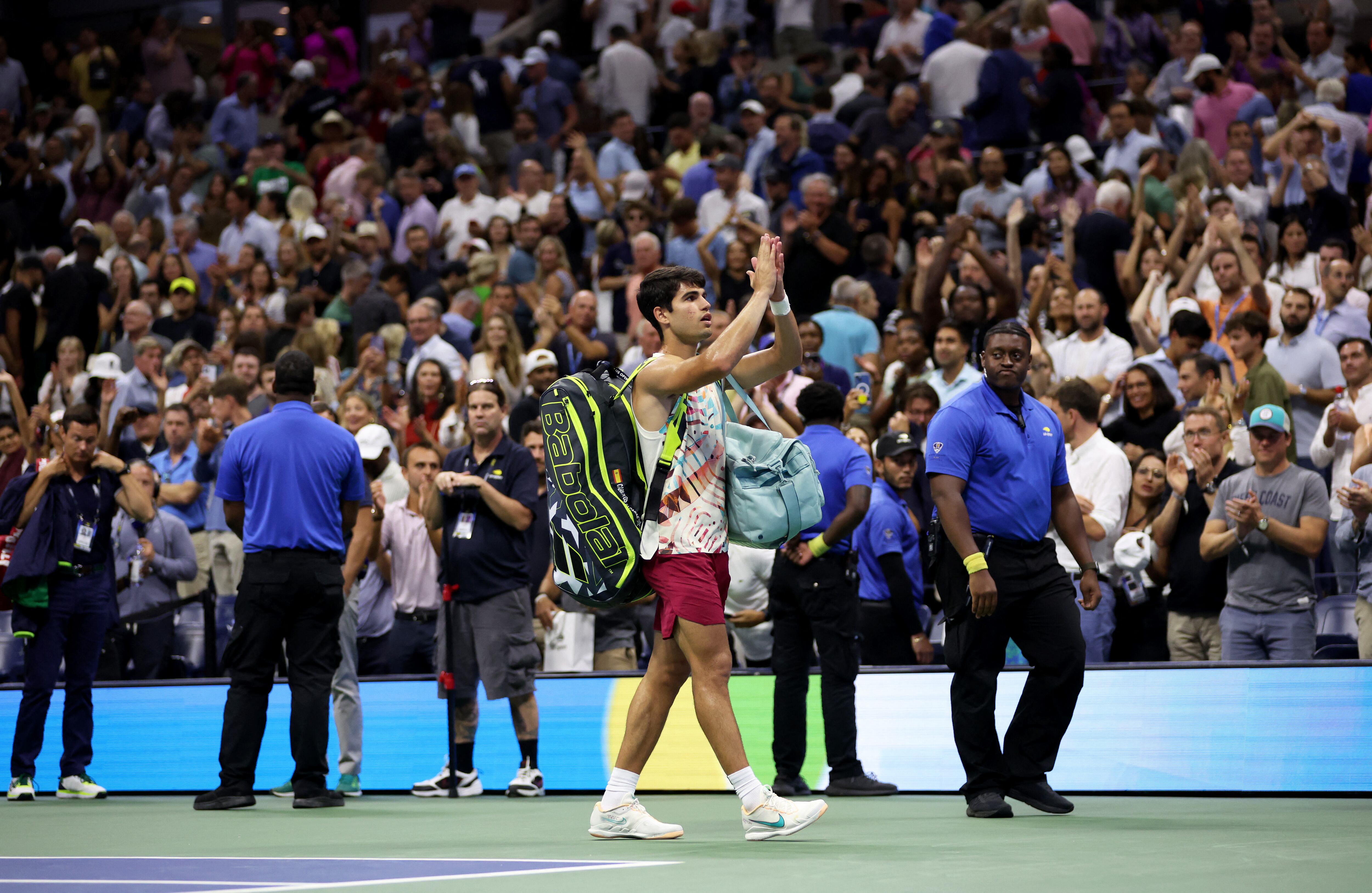 NEW YORK, NEW YORK - SEPTEMBER 08: Carlos Alcaraz of Spain leaves the court after being defeated by Daniil Medvedev of Russia in their Men's Singles Semifinal match on Day Twelve of the 2023 US Open at the USTA Billie Jean King National Tennis Center on September 08, 2023 in the Flushing neighborhood of the Queens borough of New York City.   Clive Brunskill/Getty Images/AFP (Photo by CLIVE BRUNSKILL / GETTY IMAGES NORTH AMERICA / Getty Images via AFP)