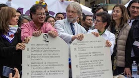 Ángela María Robledo, Gustavo Petro, Antanas Mockus y Claudia López, el 9 de junio de 2018, en Bogotá. Los acompañaron personas como Angélica Lozano, Kaherine Miranda, Ingrid Betancourt y Gustavo Bolívar.