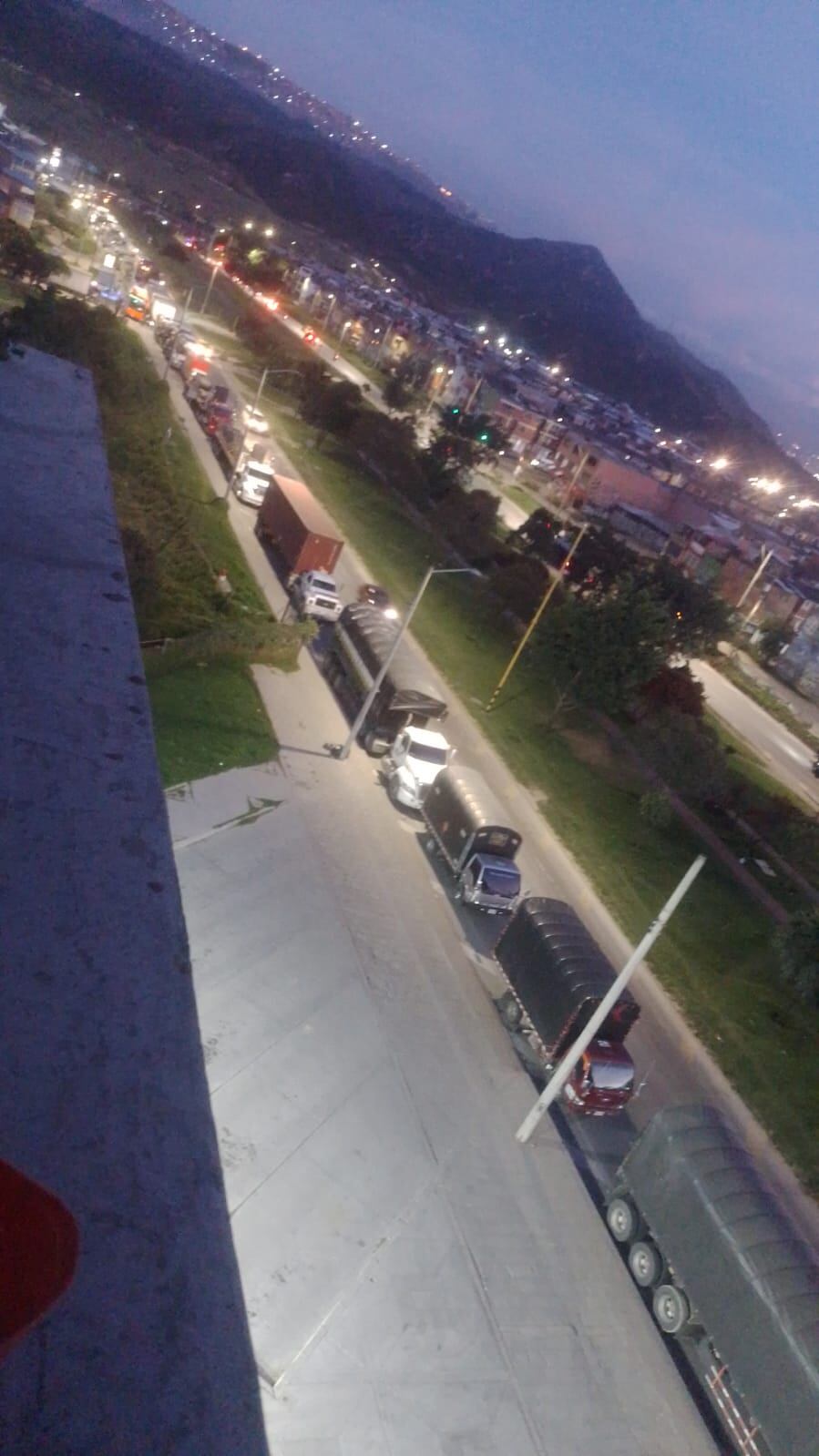 Trancón por cierre vía al Llano.