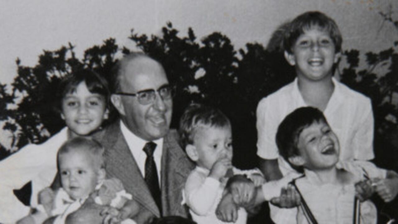 Héctor Abad Gómez con su familia. Semana