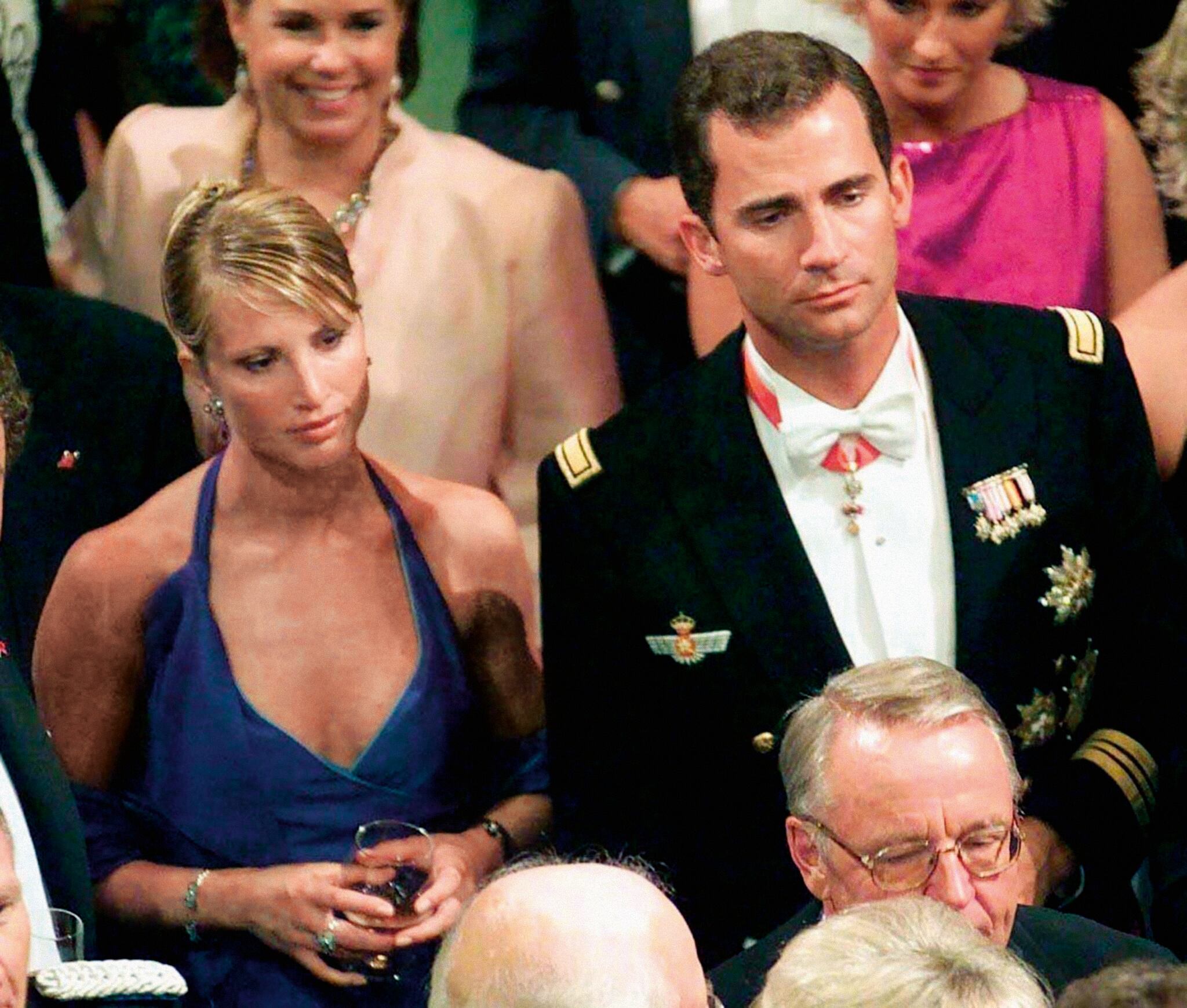 Felipe con Eva Sannum en 2001. Fue una de las novias que le consiguió la casa real para disipar los rumores de que le gustaban los hombres.