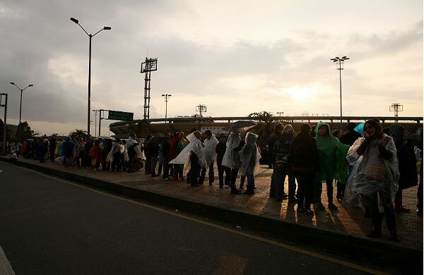 Desde tempranas horas de la tarde los fanáticos comenzarona  hacer fila para hallar un buen lugar en el estadio.