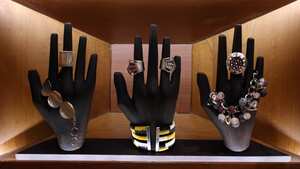 Los diseños reflejan la fusión de los artesanos tradicionales y contemporáneos, que trabajaron en las líneas de indumentaria, deco y joyería.