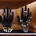 Los diseños reflejan la fusión de los artesanos tradicionales y contemporáneos, que trabajaron en las líneas de indumentaria, deco y joyería.