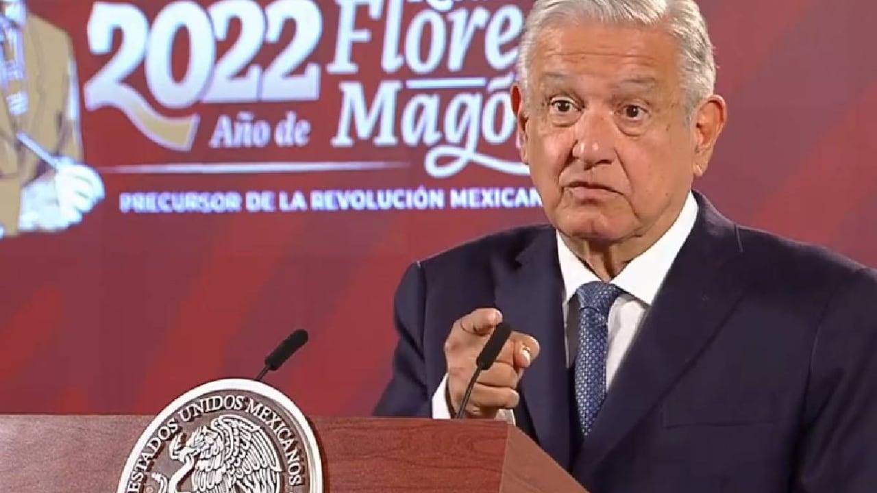 Presidente de México atribuye matanza en Michoacán a guerra de clanes narcotraficantes.