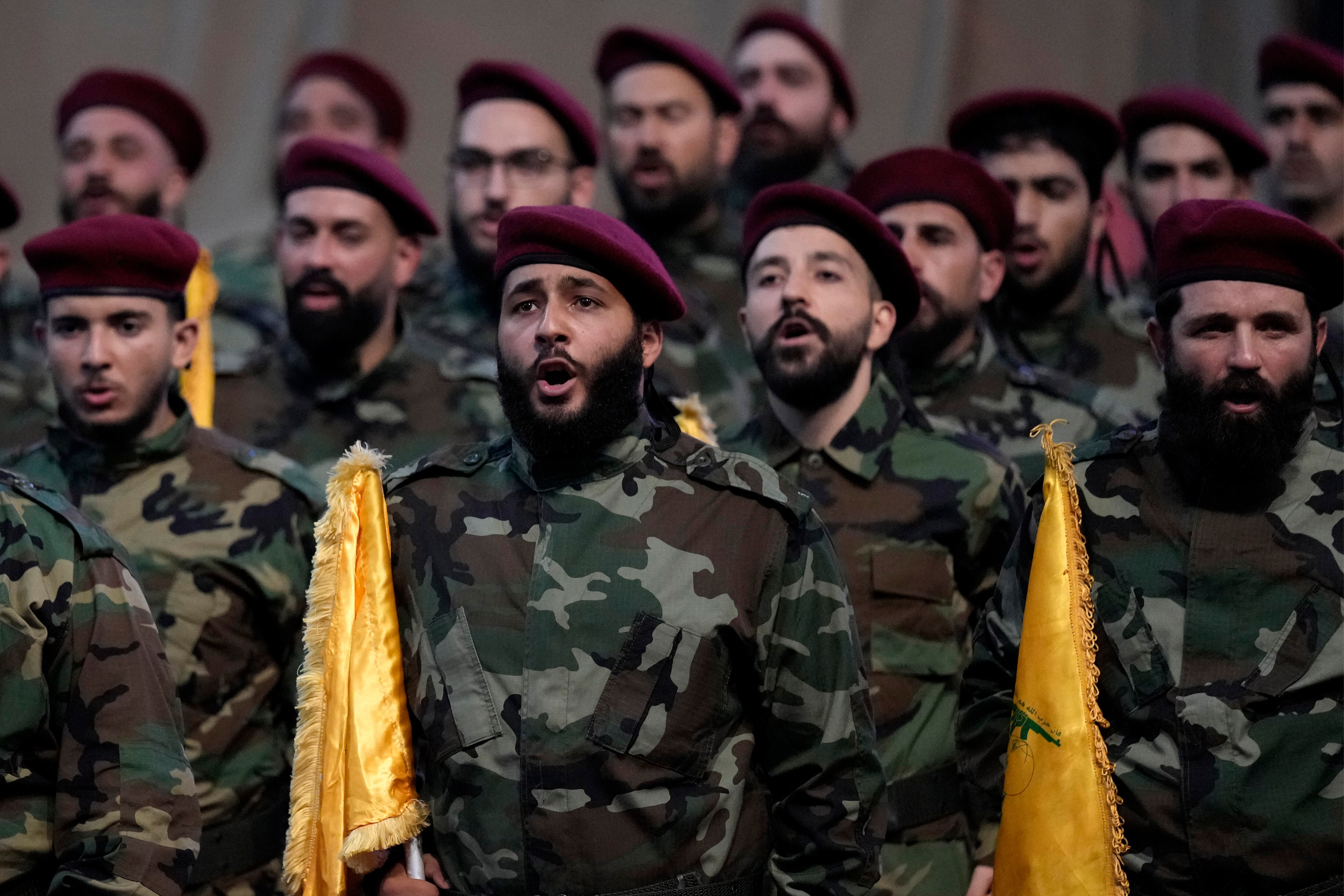Los combatientes de Hezbollah gritan consignas durante la procesión fúnebre de su máximo comandante Fouad Shukur, quien fue asesinado por un ataque aéreo israelí el martes 30 de julio en un suburbio del sur de Beirut, Líbano, el 1 de agosto de 2024. (Foto AP/Hussein Malla)