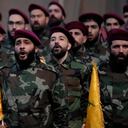 Los combatientes de Hezbollah gritan consignas durante la procesión fúnebre de su máximo comandante Fouad Shukur, quien fue asesinado por un ataque aéreo israelí el martes 30 de julio en un suburbio del sur de Beirut, Líbano, el 1 de agosto de 2024. (Foto AP/Hussein Malla)