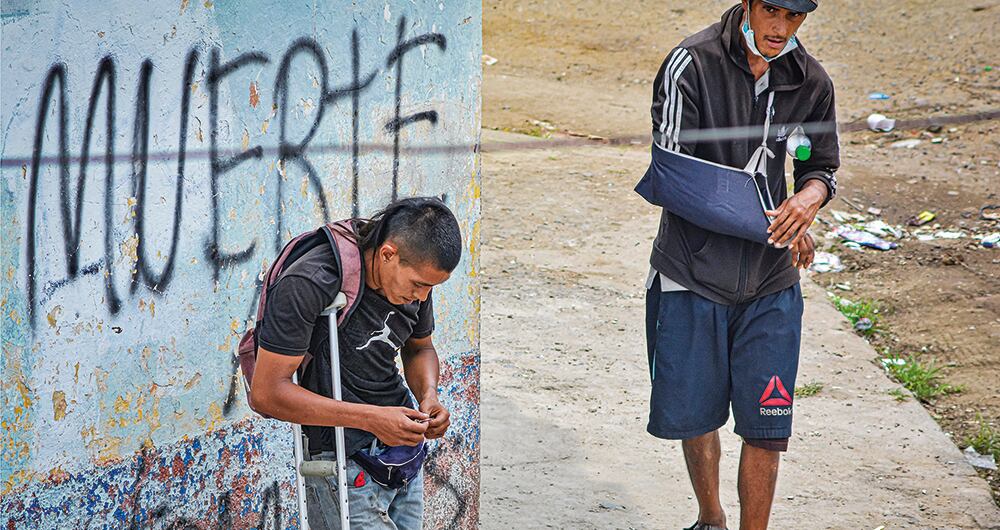 Los cuerpos de los consumidores se entregan a las calles y encuentran consuelo en las vidas imaginarias que les dan las drogas.