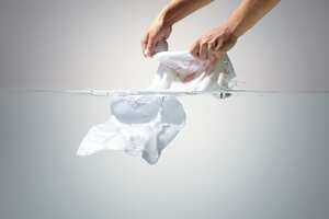 Seguir prácticas de cuidado adecuadas puede prevenir la pérdida de color de la ropa.