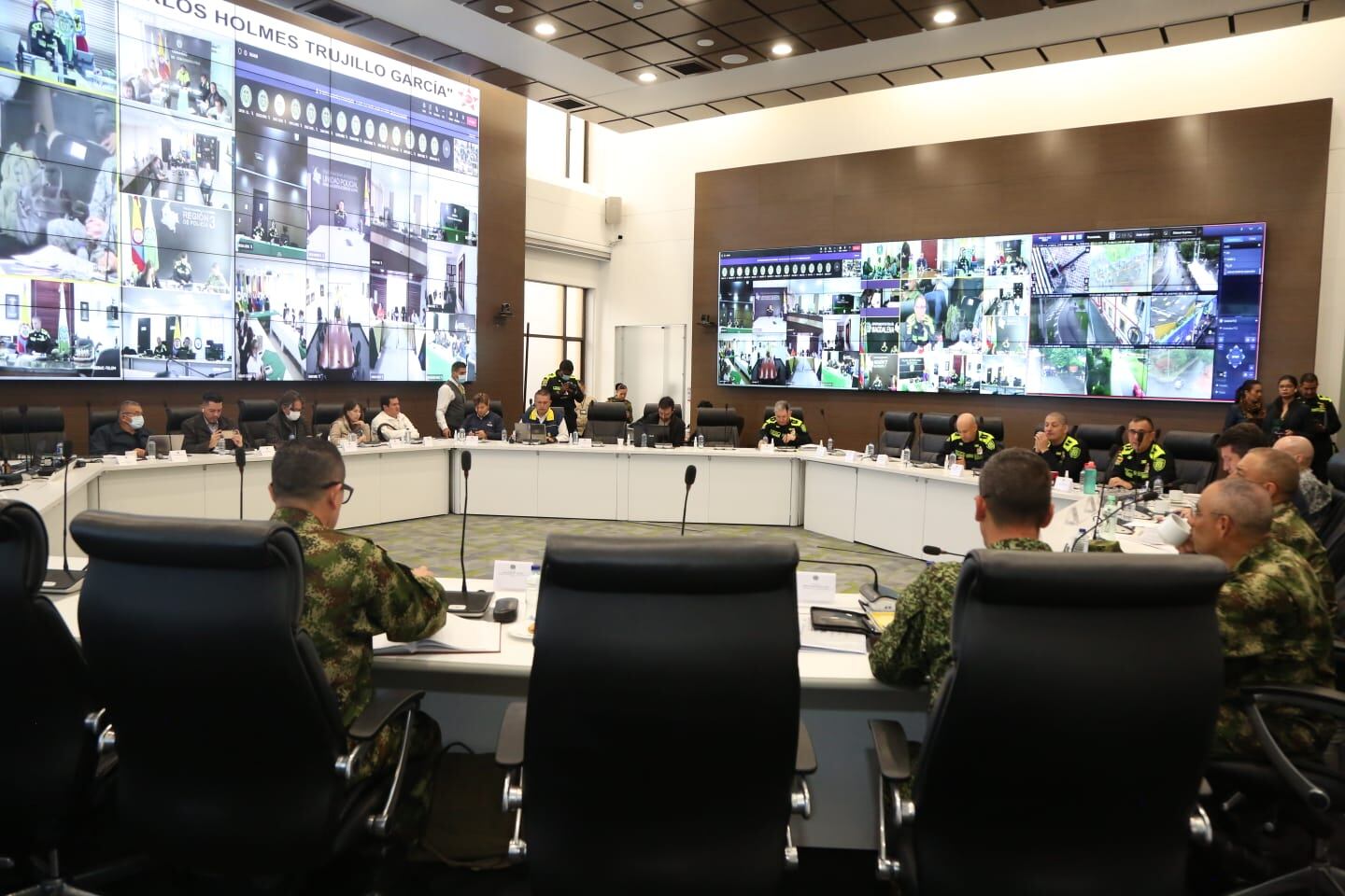 El ministro de Defensa, Diego Molano lidera el Puesto de Mando Unificado en Bogotá.