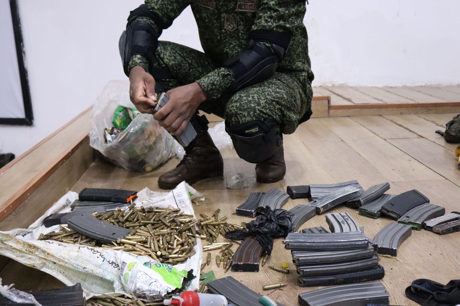 Una ametralladora, 21 fusiles y un lanzagranadas, fue el arsenal que entregaron ocho integrantes de la Segunda Marquetalia, que decidieron rendirse.