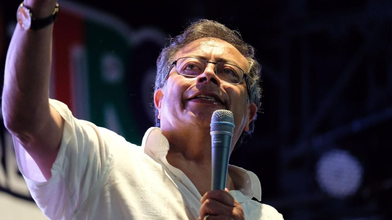 Gustavo Petro aprovechó un comentario en Twitter para mandar una nueva pulla, la cual estaría dirigida contra el expresidente Álvaro Uribe.