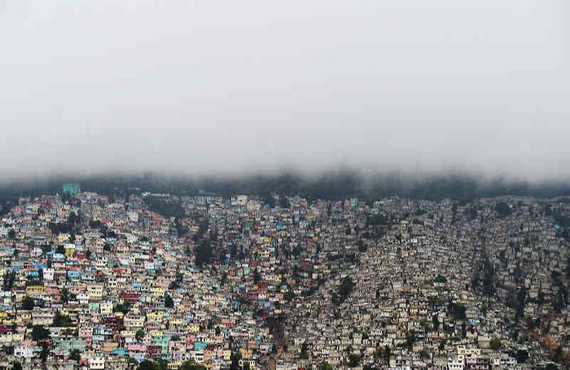 En puerto príncipe de Haití, una neblina fue la protagonista tras el paso del huracán Matthew. Fotografía vía: Hector Retamal / AFP