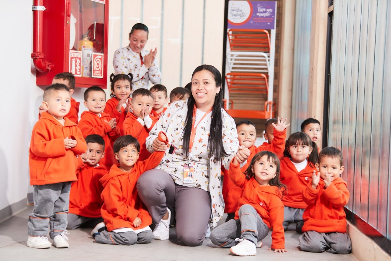 La formación integral de los menores se complementa con una modalidad que implementa experiencias pedagógicas para compartir y potenciar las habilidades de crianza de los padres de familia, sesiones de manualidades, deportes, artes y música.