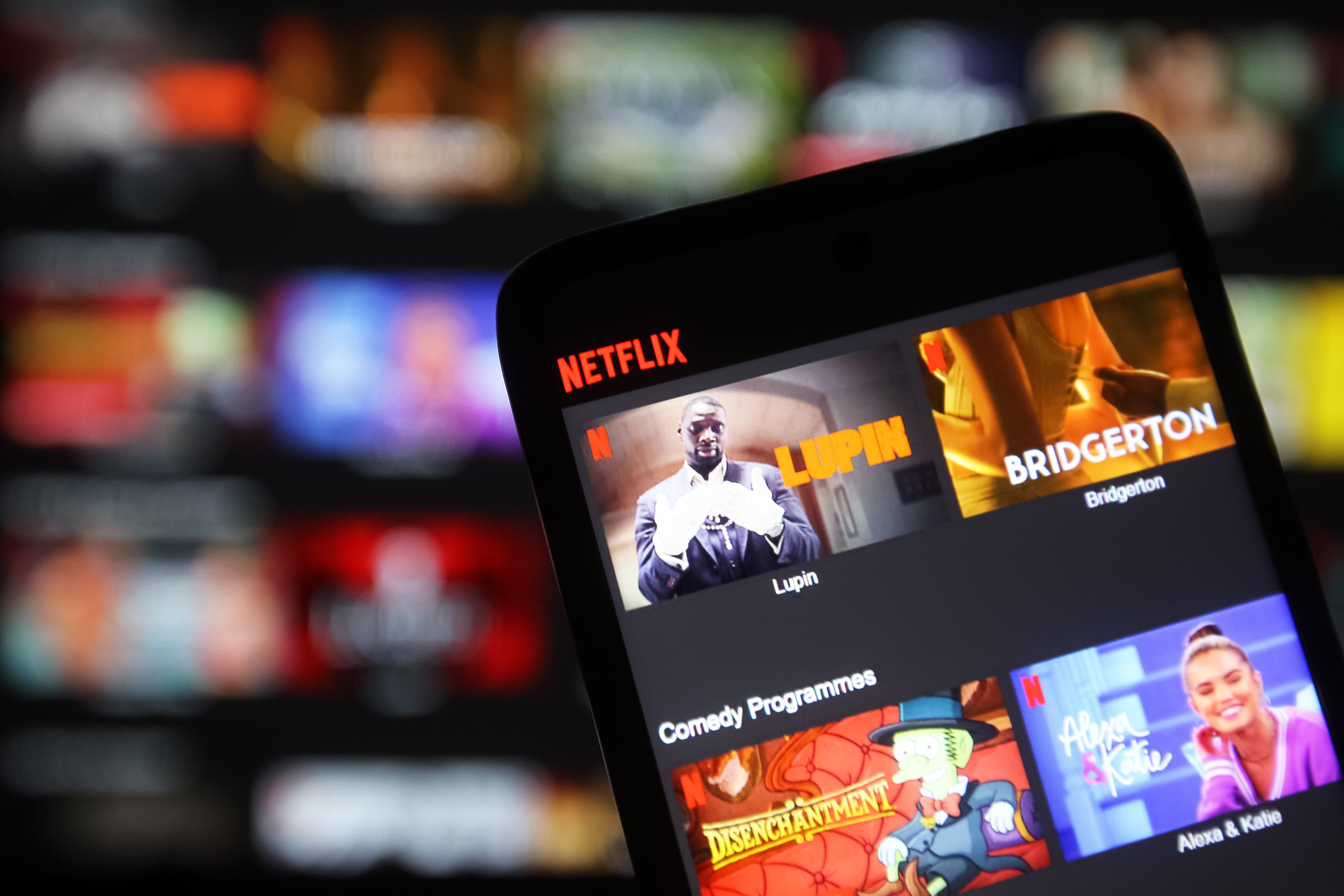 En esta ilustración fotográfica, el logotipo de Netflix que se ve en un teléfono móvil y en una pantalla de PC.