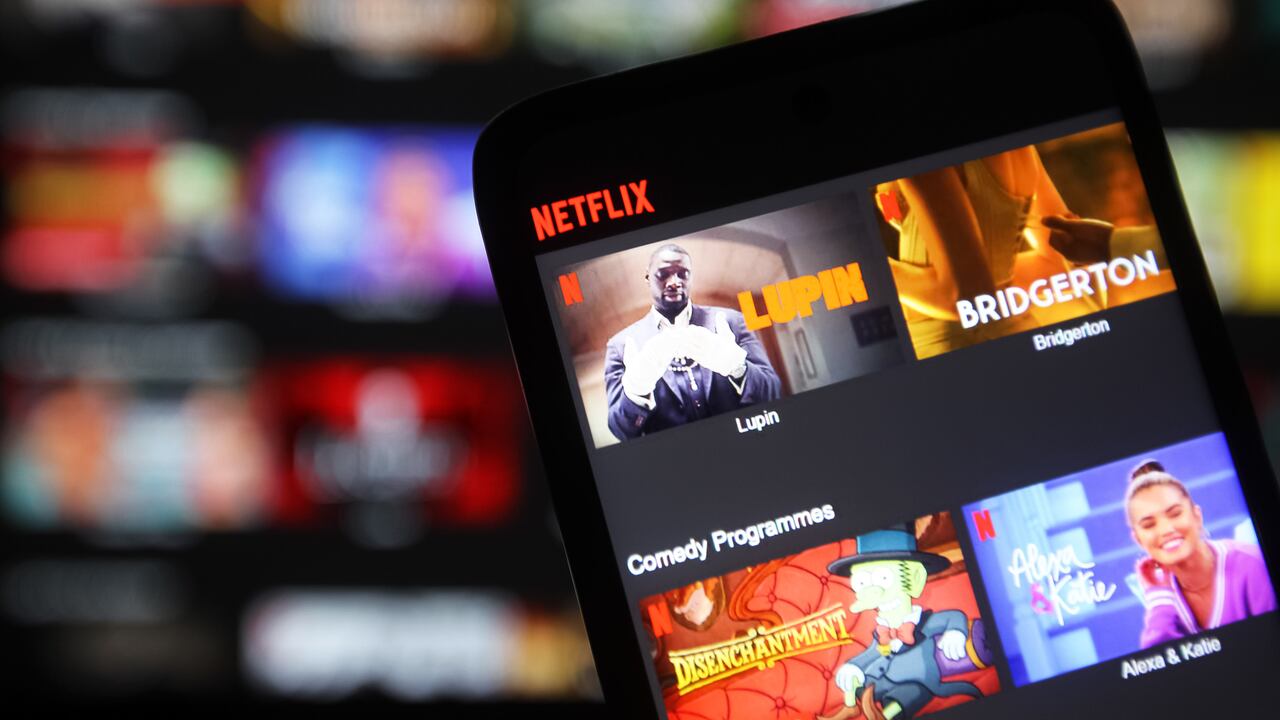 En esta ilustración fotográfica, el logotipo de Netflix que se ve en un teléfono móvil y en una pantalla de PC.