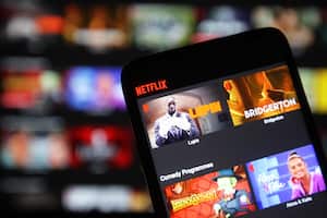 UCRANIA - 2021/01/20: En esta ilustración fotográfica, el logotipo de Netflix que se ve en un teléfono móvil y en una pantalla de PC. (Ilustración fotográfica de Pavlo Gonchar / SOPA Images / LightRocket a través de Getty Images)