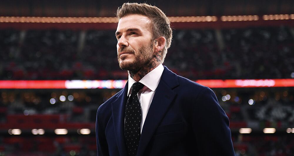 David Beckham es un exfutbolista inglés, cuya carrera profesional cubrió algo más de veinte años.
