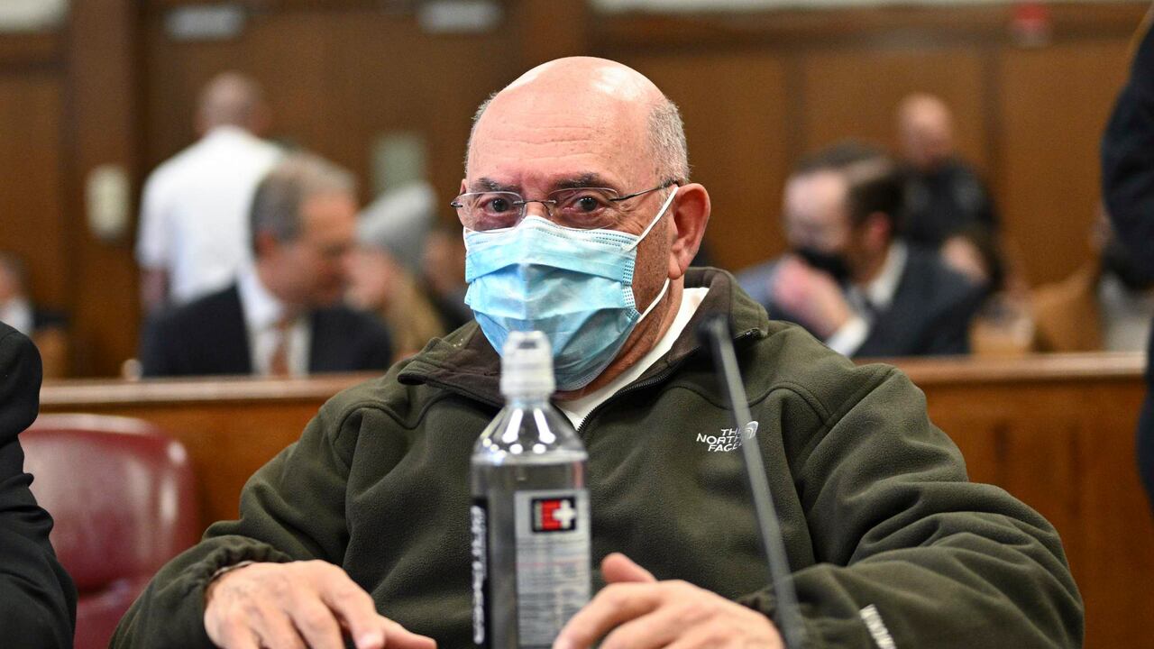 ARCHIVO - El exgerente financiero de la Organización Trump, Allen Weisselberg, comparece para escuchar su condena en la Corte Suprema de Manhattan, 10 de enero de 2023, en Nueva York. Tras cumplir una condena por fraude fiscal, Weisselberg regresa al centro de la escena para declarar el martes 10 de octubre de 2023 en el juicio de la procuradora general de Nueva York, Letitia James, a Trump y su empresa por fraude. (Curtis Means/DailyMail via AP, Pool)