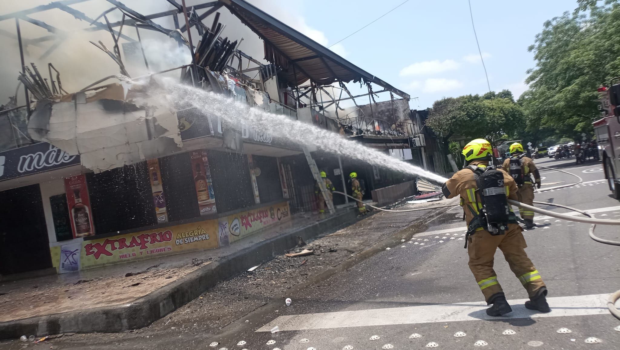 Las llamas consumieron todo el local comercial.