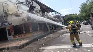 Las llamas consumieron todo el local comercial.