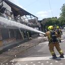 Las llamas consumieron todo el local comercial.