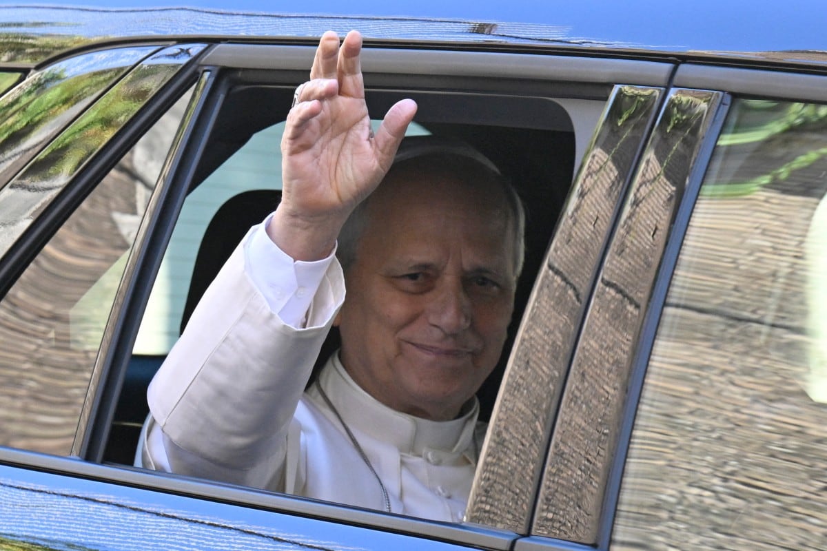 El Papa León XIV saluda desde la ventanilla del automóvil al salir del Vaticano, antes de ser ingresado en el Hospital Universitario Gemelli de Roma para una operación destinada a extirpar un nódulo pulmonar, en el Vaticano, el 13 de octubre de 2026.