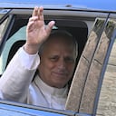 El Papa León XIV saluda desde la ventanilla del automóvil al salir del Vaticano, antes de ser ingresado en el Hospital Universitario Gemelli de Roma para una operación destinada a extirpar un nódulo pulmonar, en el Vaticano, el 13 de octubre de 2026.