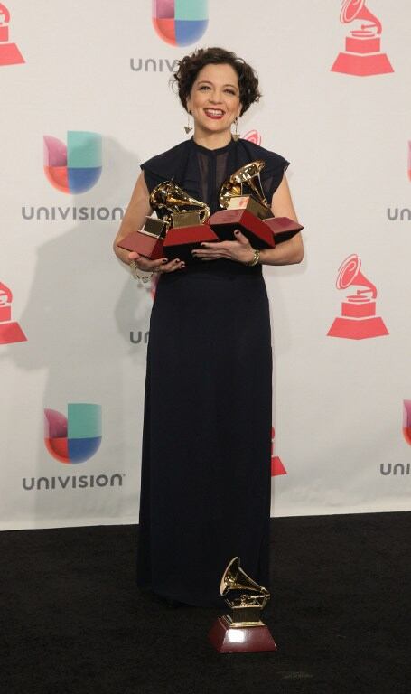 Muy clásica y fiel a su estilo la mexicana Natalia Lafourcade.  Imagen: AFP. 