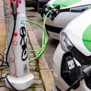 Están apareciendo cada vez más estaciones de recarga para autos eléctricos en los centros de las ciudades.