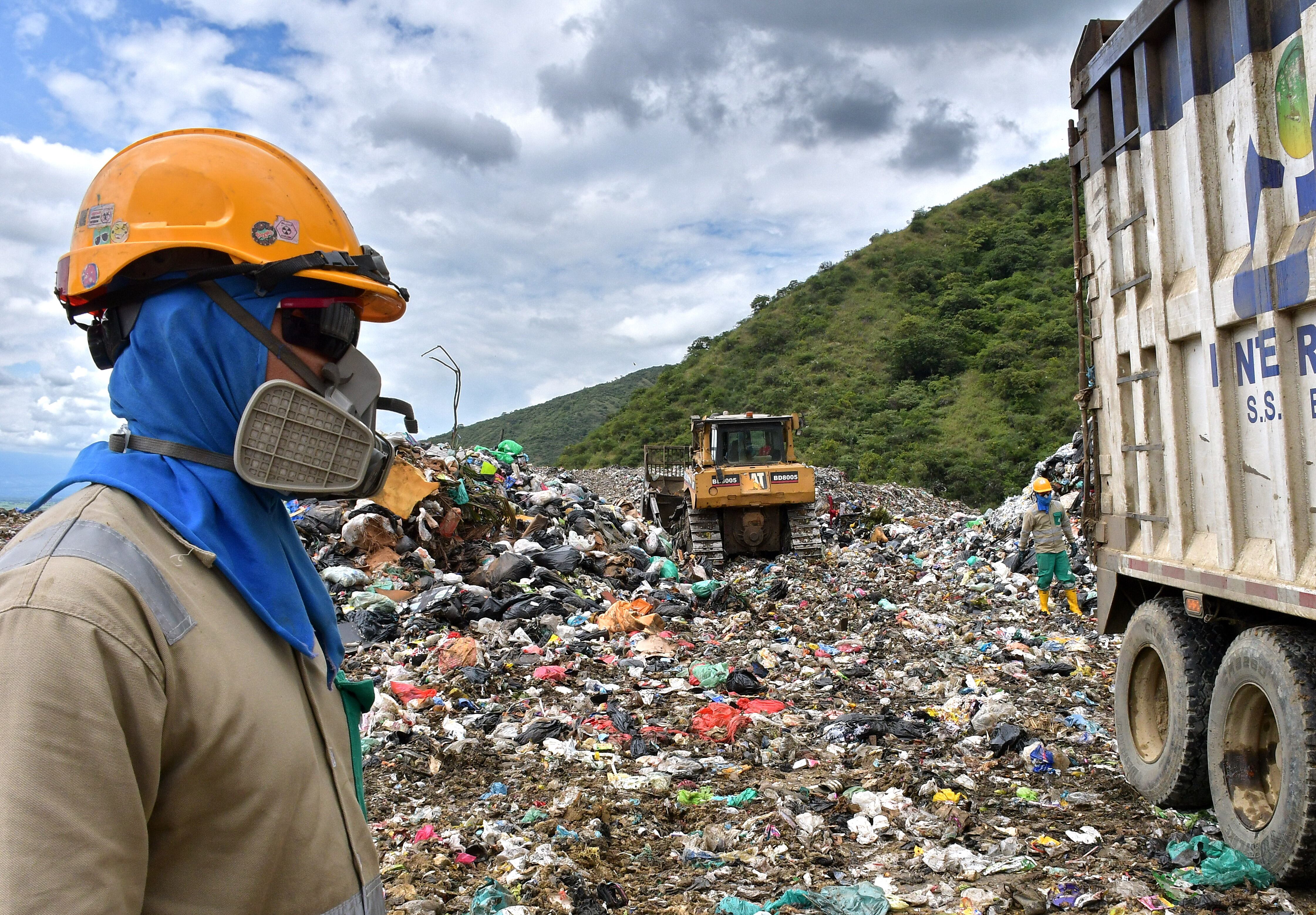 el relleno sanitario de Yotoco, lugar donde se disponen las basuras de Cali
En este lugar se disponen los residuos domiciliarios de Cali, Calima-El Darién, Florida, Candelaria, Yumbo, Restrepo, Jamundí, La Cumbre, Dagua y Yotoco (Valle), así como de Villarrica, Caloto, Guachené y Padilla (Cauca).