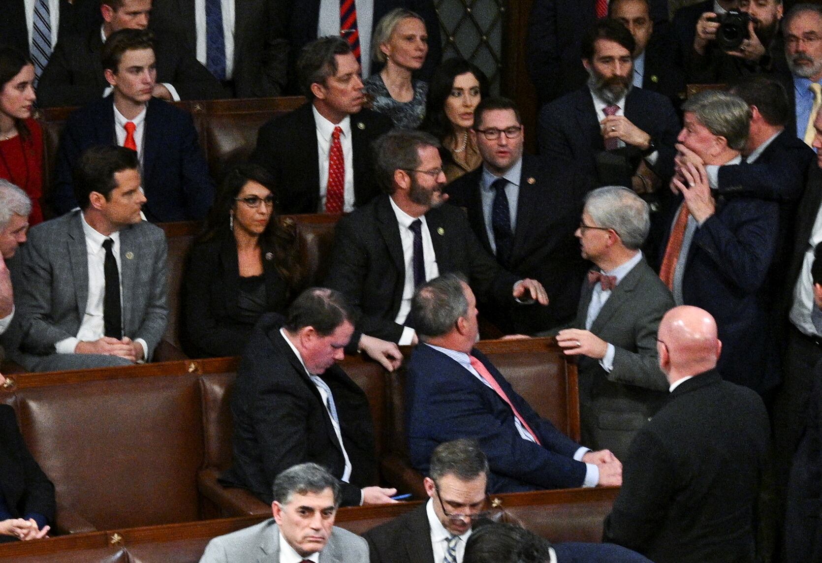 Un miembro de la Cámara de Representantes agarra al representante Mike Rogers por la cara después de que Rogers se acercó al representante Matt Gaetz  luego de que votara "presente" en lugar de votar por McCarthy