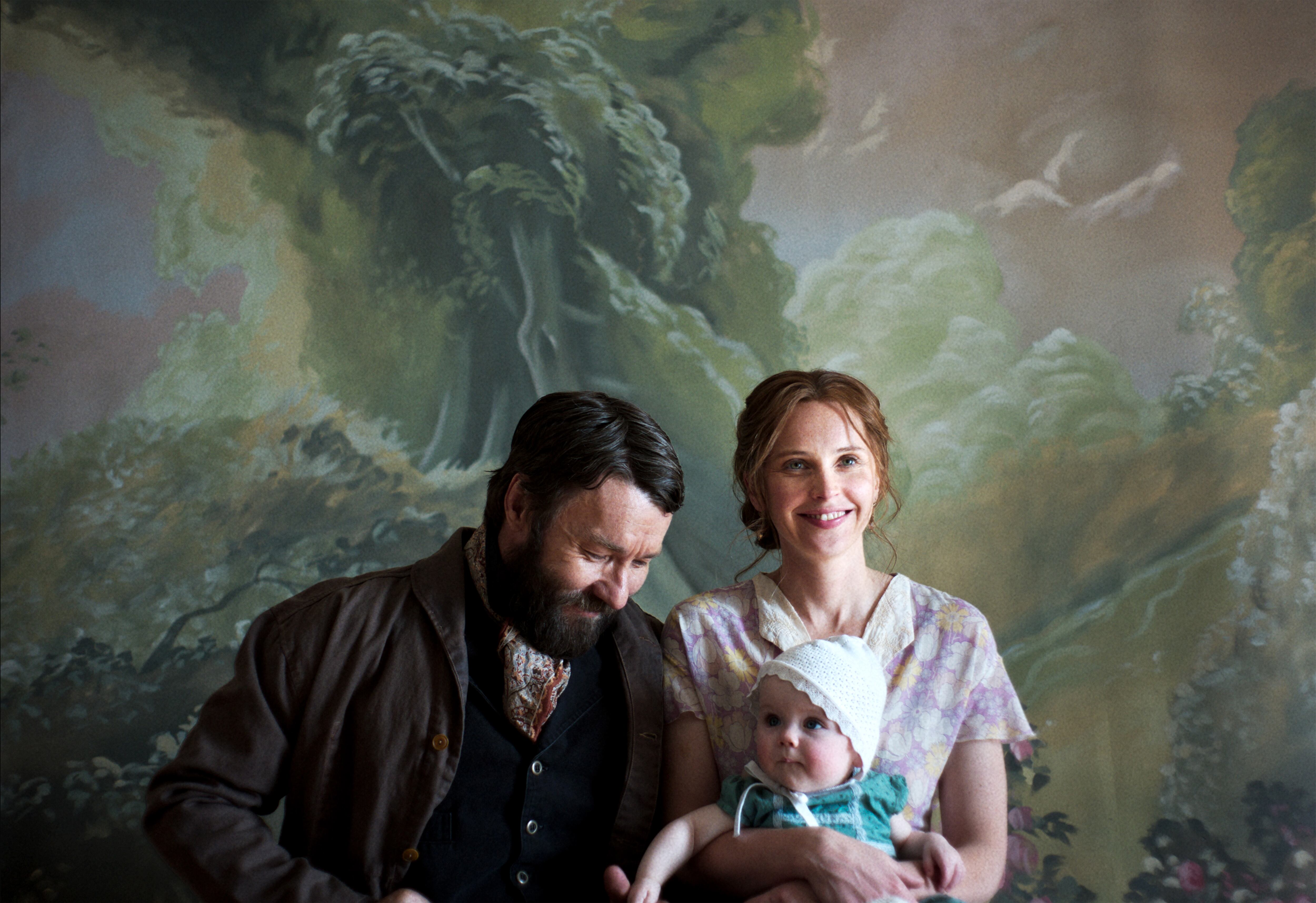 Joel Edgerton es Robert Grainier y Felicity Jones es Gladys Grainier en 'Train Dreams'. Cr. BBP Train Dreams. LLC. © 2025.