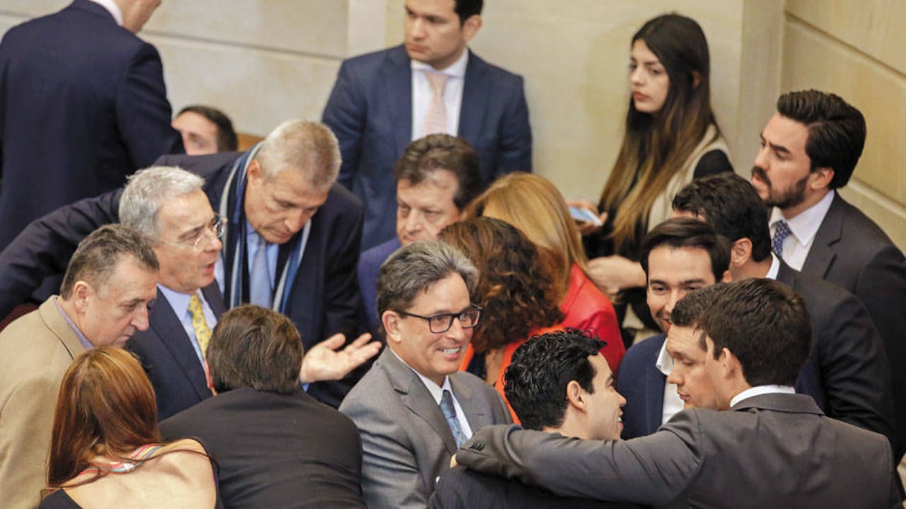 La aprobación de la Ley de Financiamiento el miércoles pasado le devolvió la sonrisa al ministro de Hacienda, quien celebró con sus funcionarios y varios congresistas que apoyaban la iniciativa.