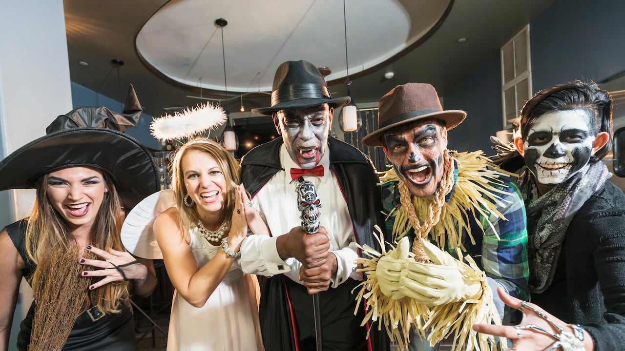 La llegada de Halloween impulsa a muchos a comenzar la búsqueda del disfraz ideal. Este año, las redes sociales han presentado propuestas innovadoras que están marcando tendencia entre los aficionados a la festividad.