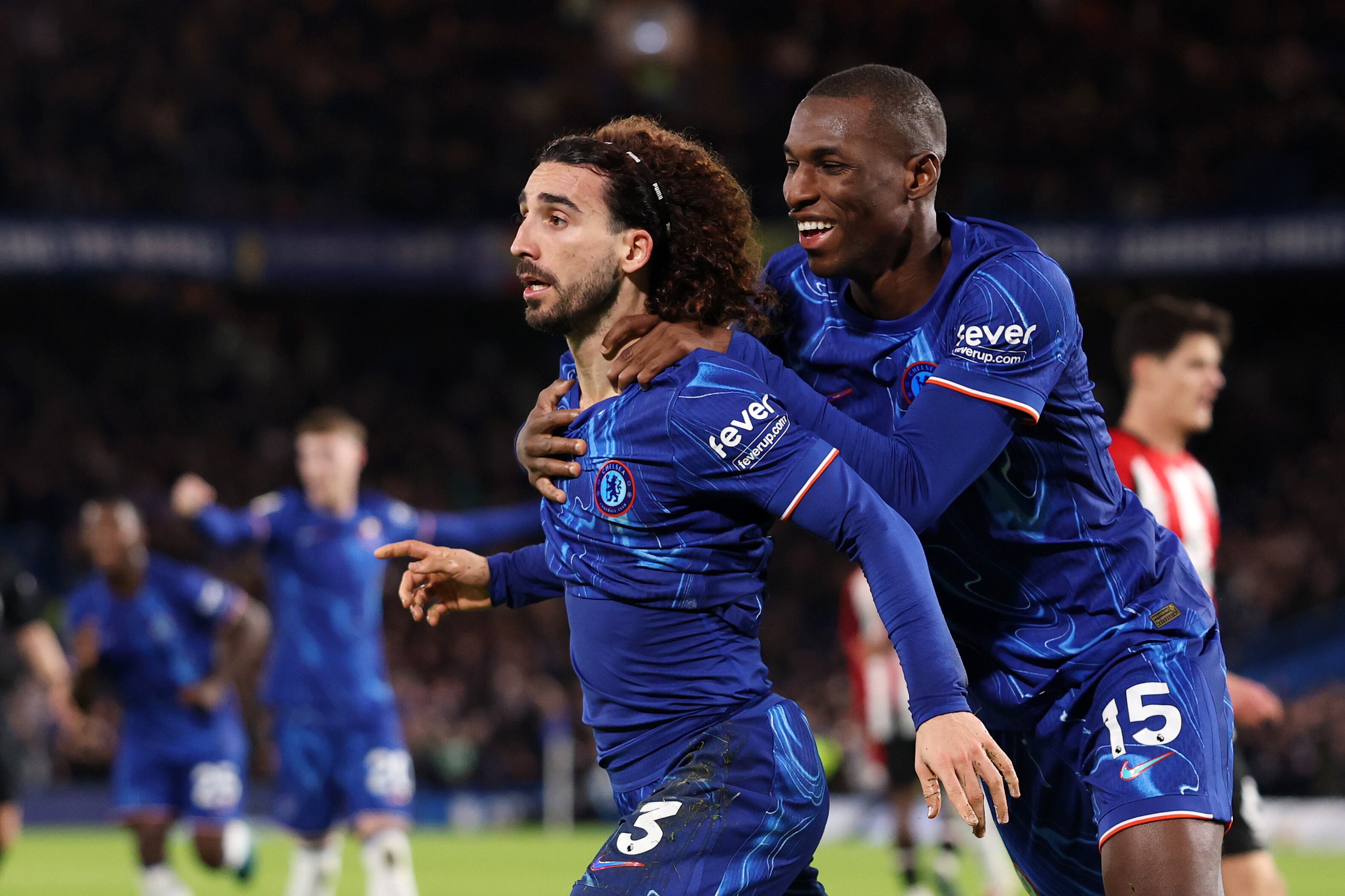 Marc Cucurella celebrando su anotación ante el Brentford .