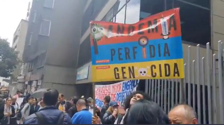 Activistas cristianos realizan plantón contra la vacunación anticovid