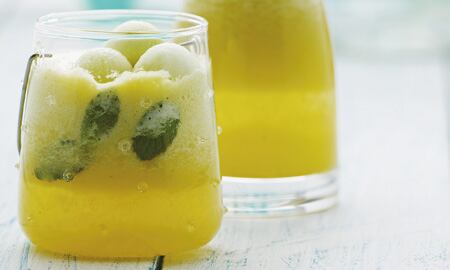 Durante el embarazo es indispensable evitar el consumo de agua de manzana con canela, pues estimula el flujo sanguíneo y provoca que el útero se contraiga.