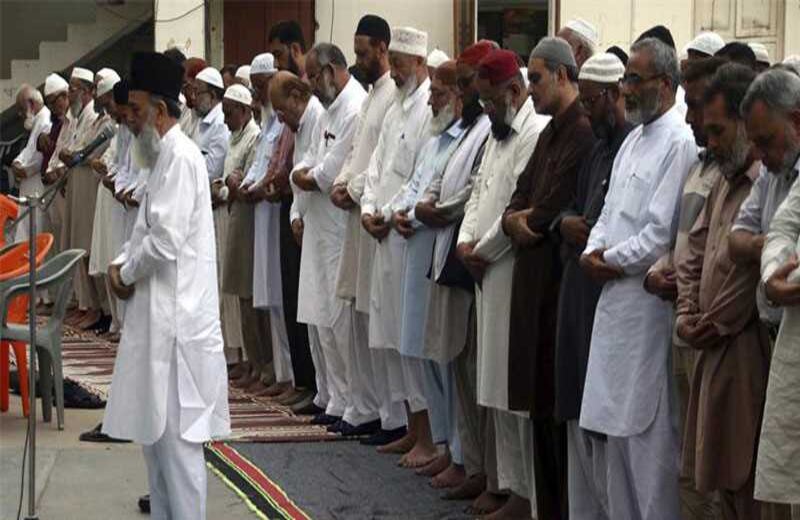 Luego de morir ahorcado el islamita Mir Quasem Alí, seguidores del principal partido político de Bangladesh Jamaat-e-Islami le rinden homenaje durante su funeral. El líder fue responsable de las casas de tortura en Chittagong mientras se combatía la guerra de independencia de ese país.