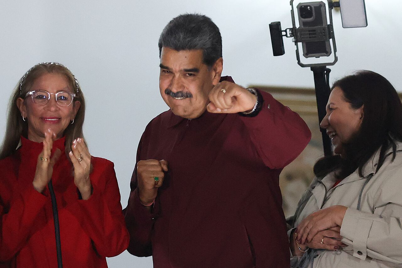 Nicolás Maduro celebrando los resultados de las elecciones de Alcaldías junto a su esposa, Cilia Flores, y la alcaldesa de Caracas, Carmen Meléndez.