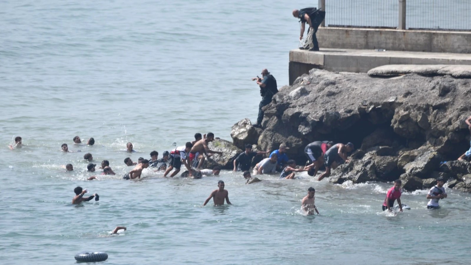 Las autoridades españolas reforzaron la atención en Ceuta tras el ingreso masivo de migrantes desde Marruecos, mientras los centros de acogida superaron su capacidad y continúa el procesamiento de los recién llegados.
