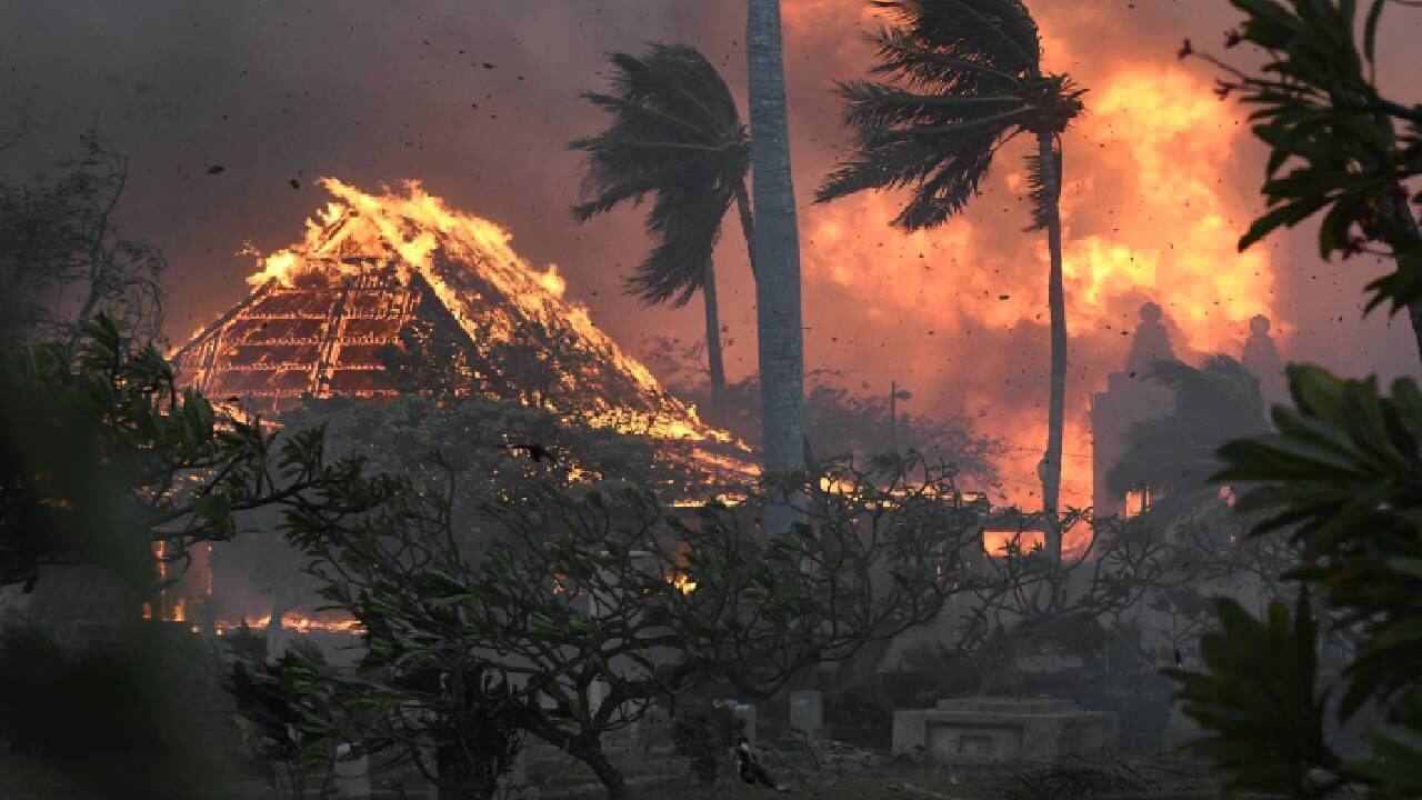 El salón de la histórica Iglesia Waiola en Lahaina (Hawái) y la cercana Misión Lahaina Hongwanji envueltos en llamas.