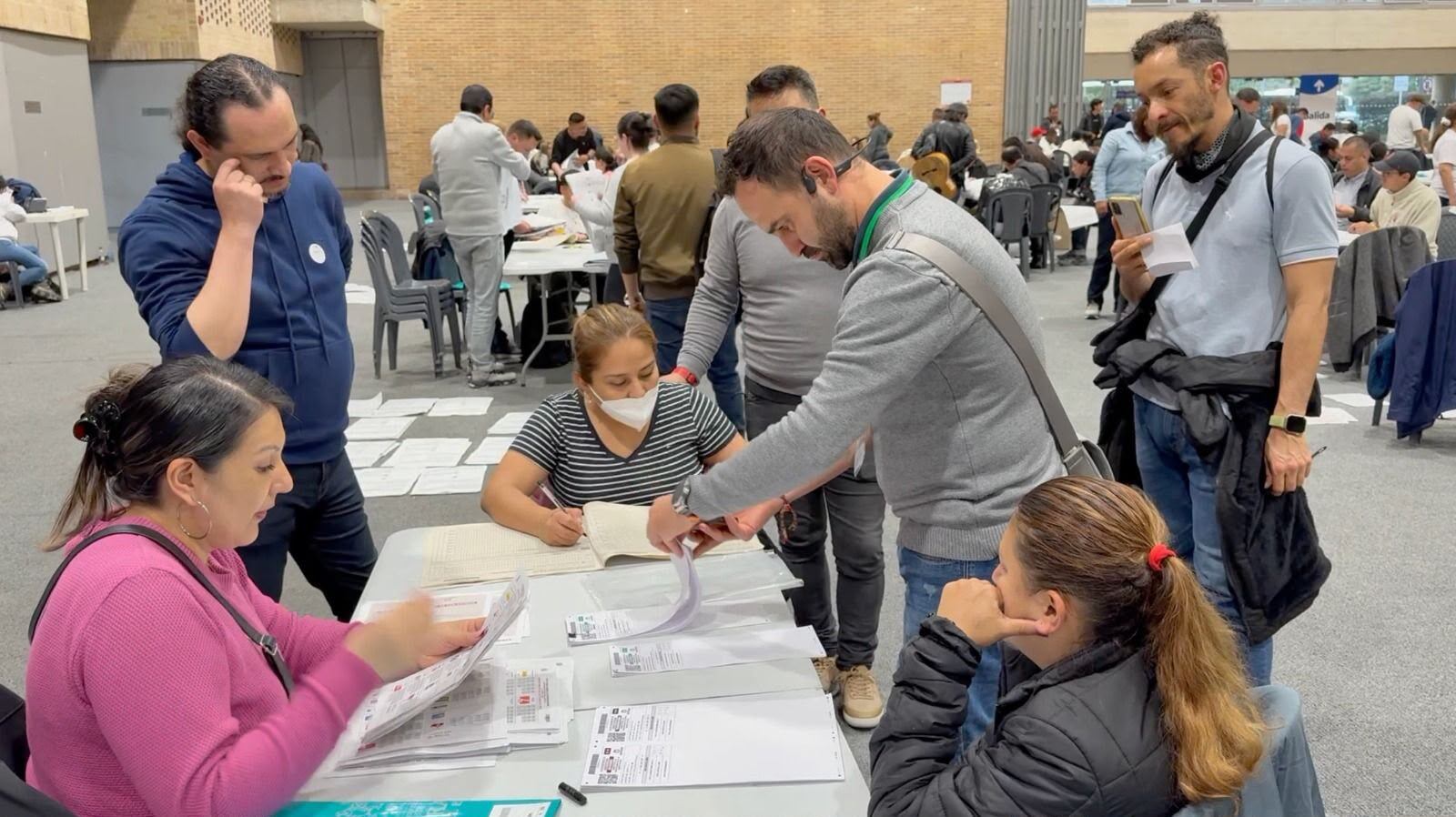 En cuanto a la postulación de testigos de mesa y de comisión a nivel nacional, la herramienta tecnológica registra hasta el momento, un total de 165.303 acreditaciones en trámite, cifra que refleja el compromiso de las campañas presidenciales con el ejercicio de vigilancia electoral y el fortalecimiento de las garantías de transparencia durante la segunda vuelta presidencial.