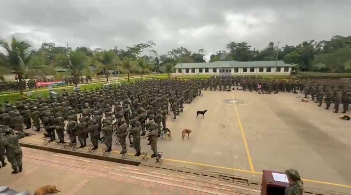 Formación de soldados en el que perros ladraban emulando el himno nacional de Colombia.