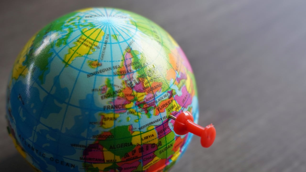 Imagen de cerca de un alfiler que apunta a Gaza