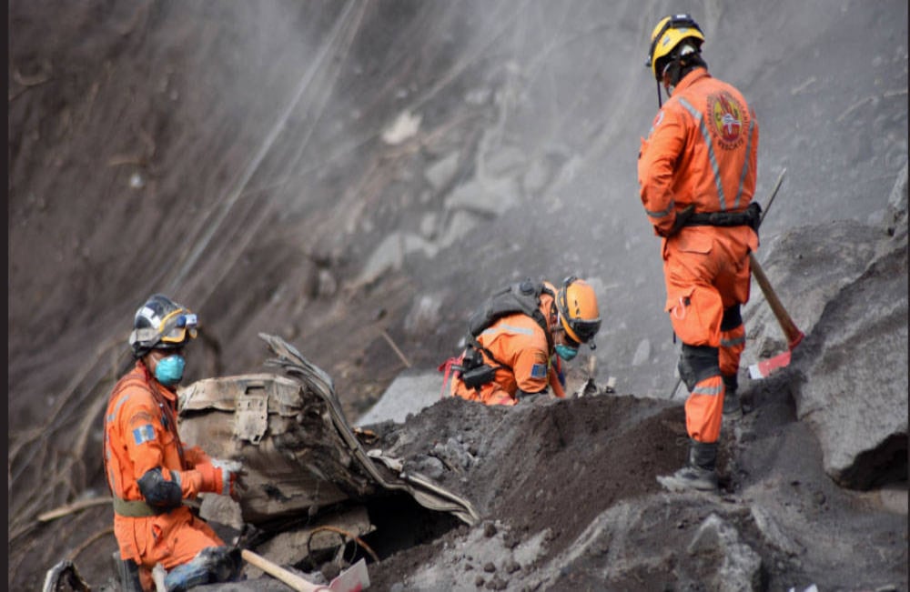 Los rescatistas emprendieron una titánica labor por encontrar supervivientes. Foto: AFP