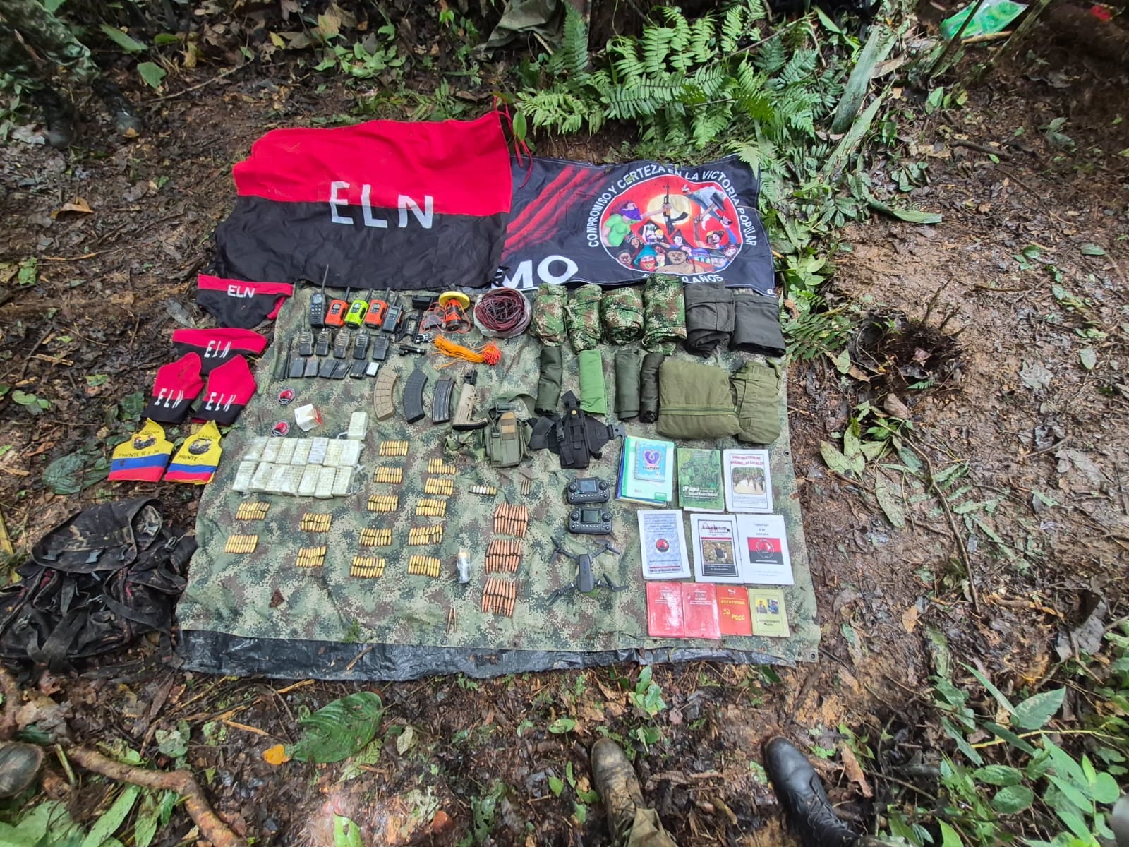 Elementos que estaban escondidos entre la selva en Antioquia.