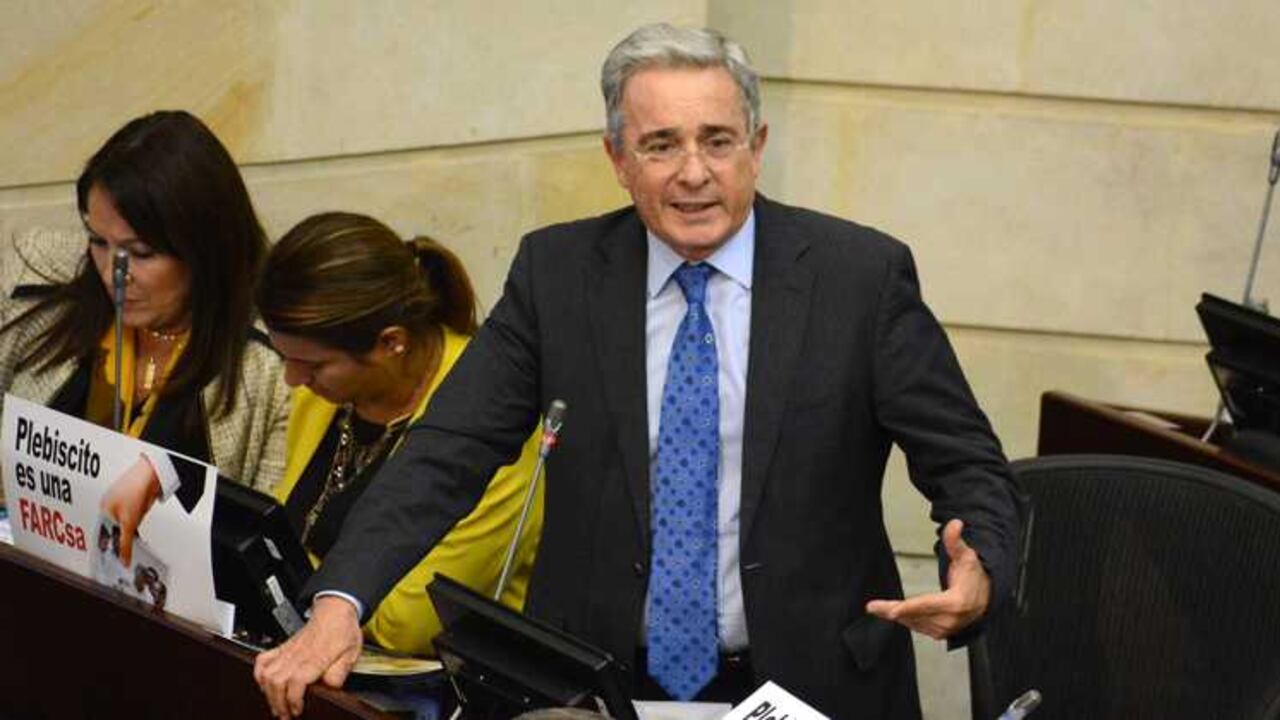 Uribe estaría dispuesto a ceder es que los jefes de las FARC cumplan con una pena restrictiva de libertad pero en condiciones similares a las de cualquier cárcel.